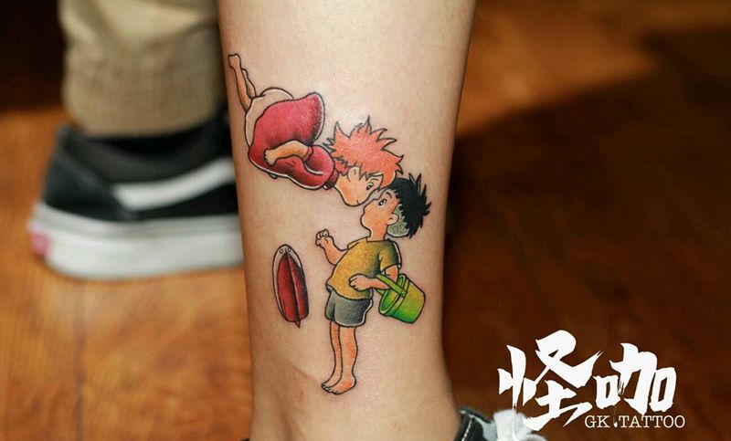 波妞和宗介纹身图片_腿部纹身图案