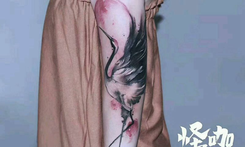 鹤纹身图片_手部水墨纹身图案