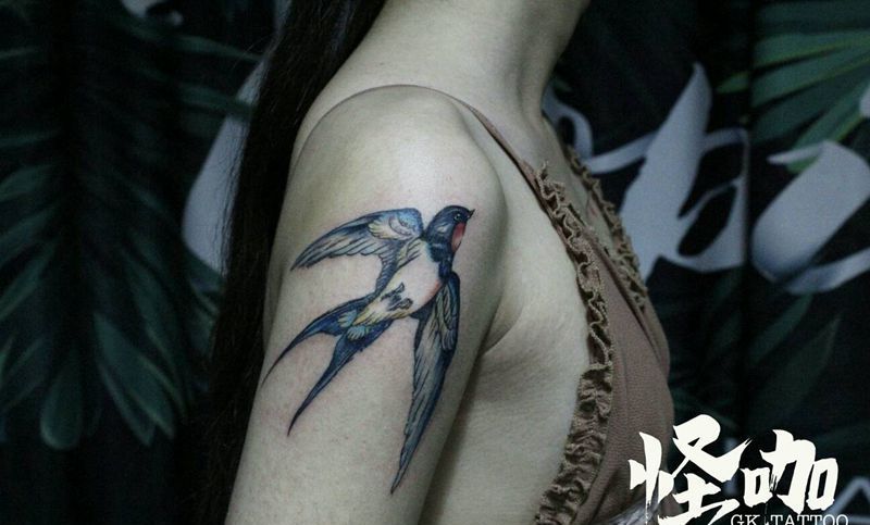 小燕子纹身图片_手臂欧美动物原创成品纹身图案