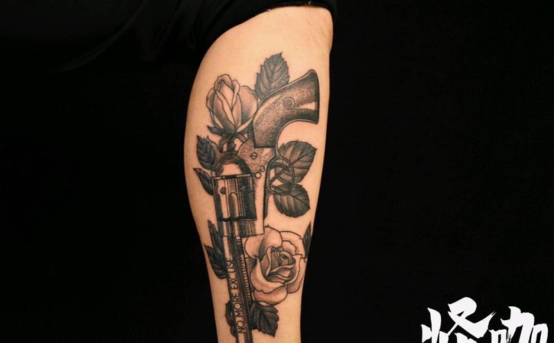 枪花纹身图片_腿部欧美静物原创成品纹身图案