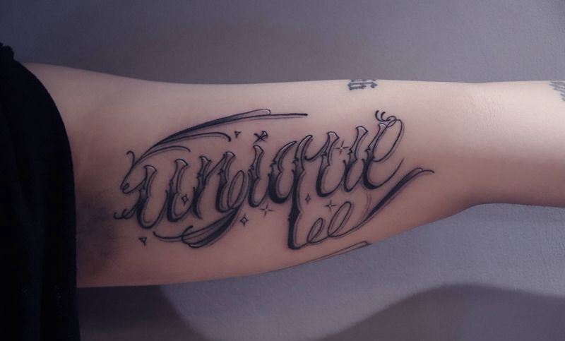 花体字纹身图片_手臂花体字纹身图案
