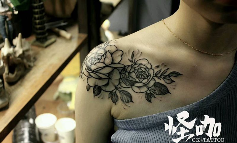 素花肩花纹身图片_肩部纹身图案