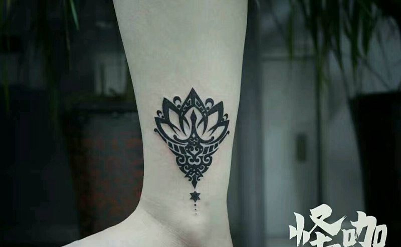 黑灰图案纹身图片_脚部欧美原创成品纹身图案