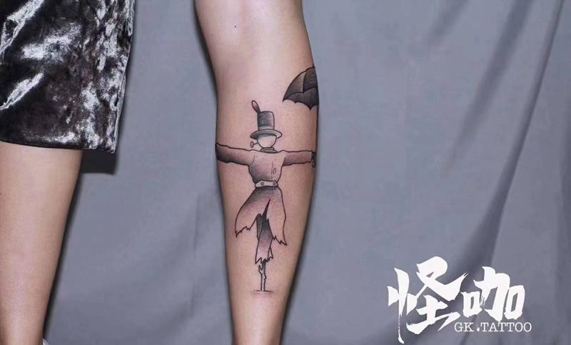 稻草人纹身图片_腿部纹身图案