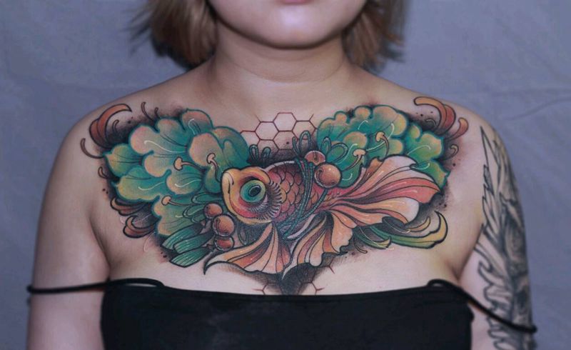 花胸纹身图片_胸部新传统纹身图案