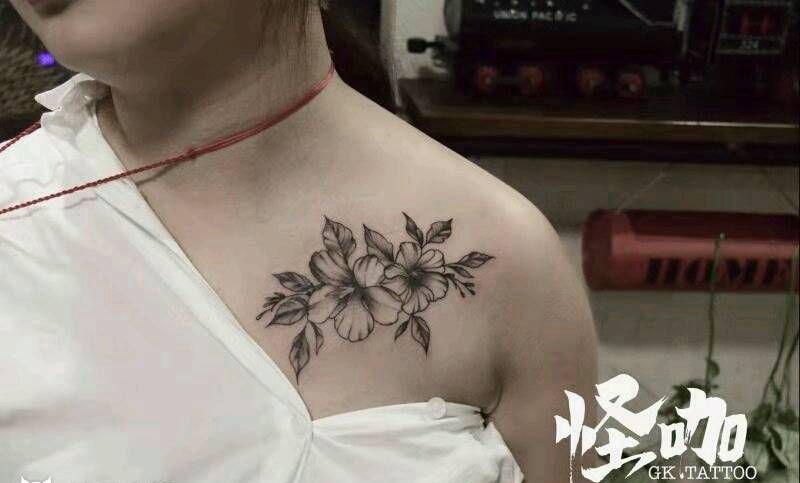 素花纹身图片_肩部纹身图案