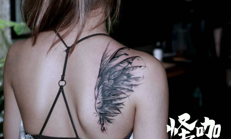 羽毛纹身图片_肩部纹身图案