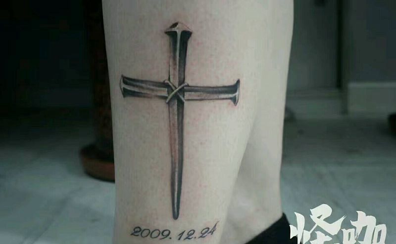 十字架纹身图片_腿部欧美图腾原创成品纹身图案