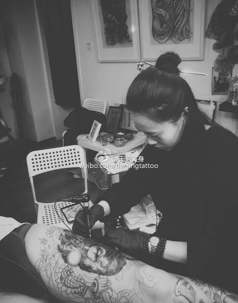 首席文身师工作中纹身图片_原创传统成品人物纹身图案