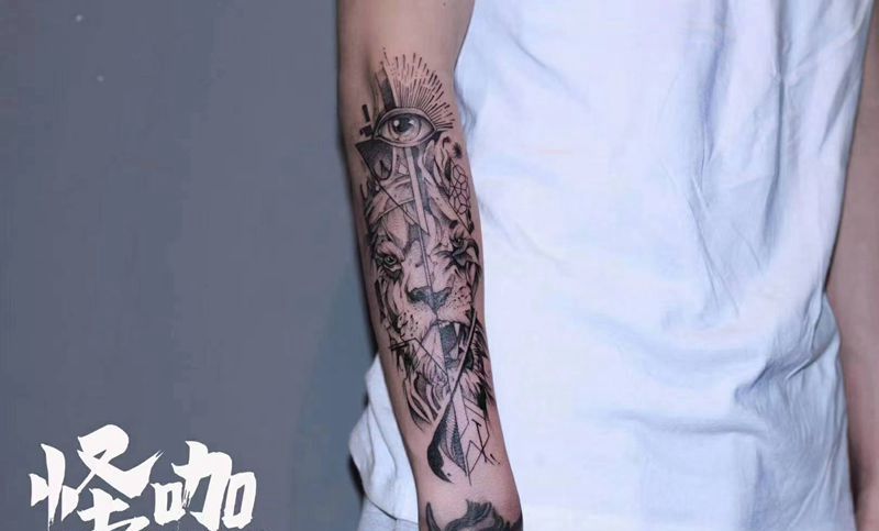 狮子纹身图片_手臂纹身图案