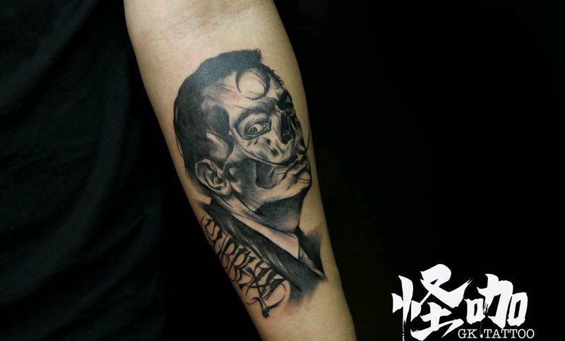 黑灰作品纹身图片_手部写实人物原创成品纹身图案