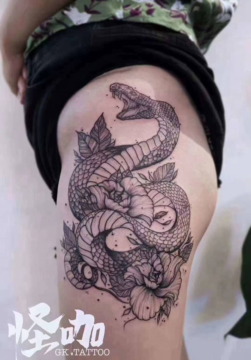 大腿素花与蛇纹身图片_腿部纹身图案