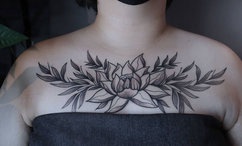 小花胸纹身图片_胸部纹身图案