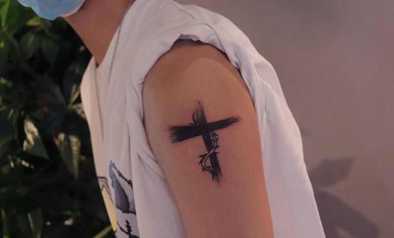 遮盖十字架纹身图片_手臂纹身图案