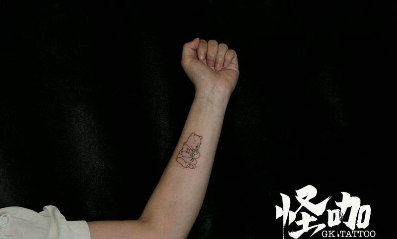 维尼熊纹身图片_手臂欧美人物原创成品纹身图案