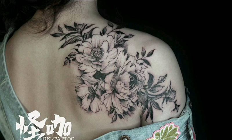 小姐姐上身纹身图片_背部纹身图案