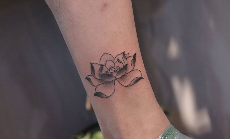 小腿莲花纹身图片_腿部纹身图案