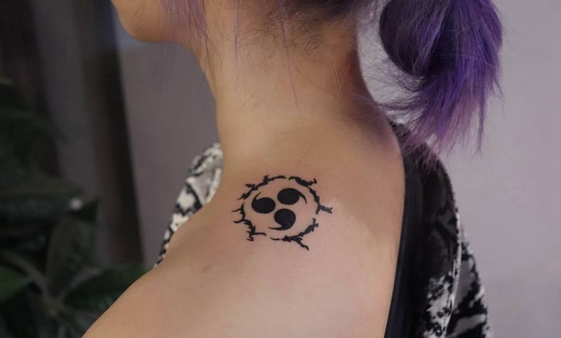 肩膀咒印纹身图片_肩部纹身图案