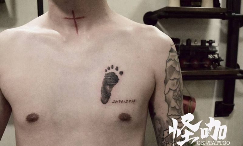 脚印纹身图片_胸部纹身图案