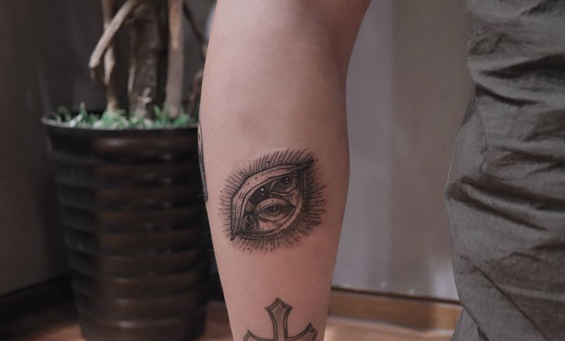 暗黑眼睛纹身图片_腿部点刺纹身图案
