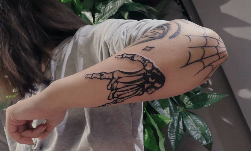 骨爪纹身图片_手臂Old School纹身图案