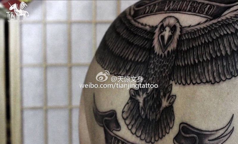 白头鹰飞纹身图片_成品背部写实欧美动物原创纹身图案
