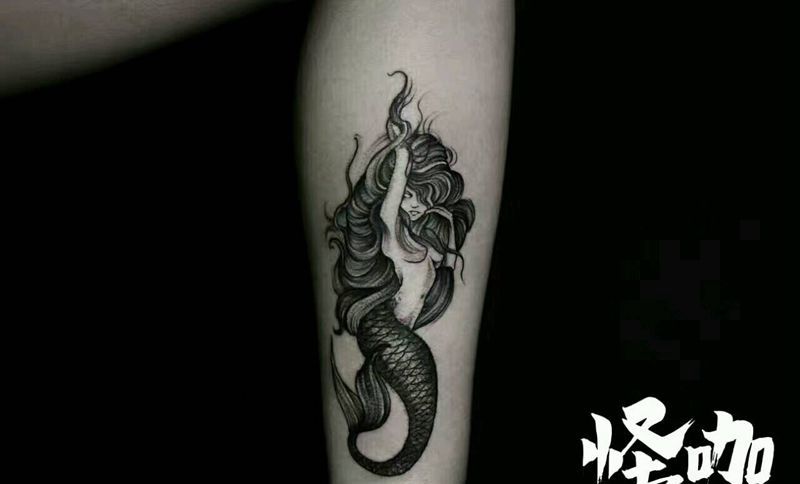 黑灰作品纹身图片_腿部欧美鬼神原创成品纹身图案