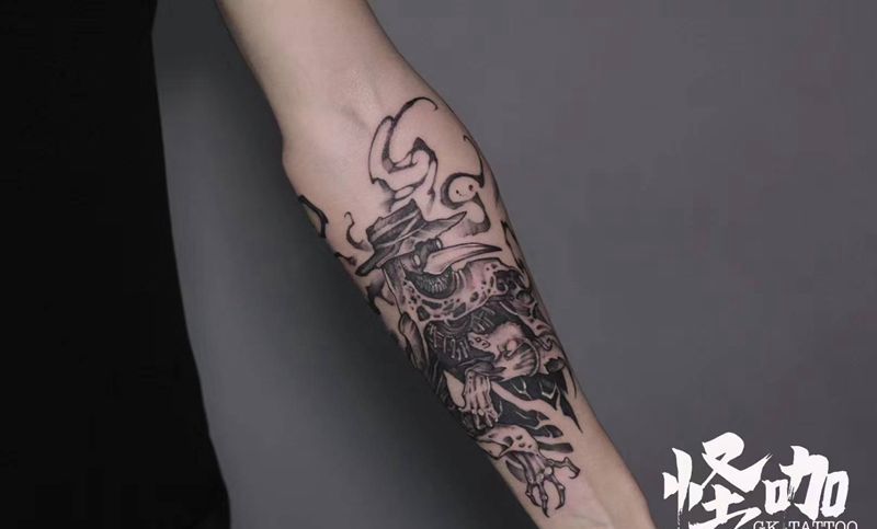 暗黑鸟嘴医生纹身图片_手臂纹身图案