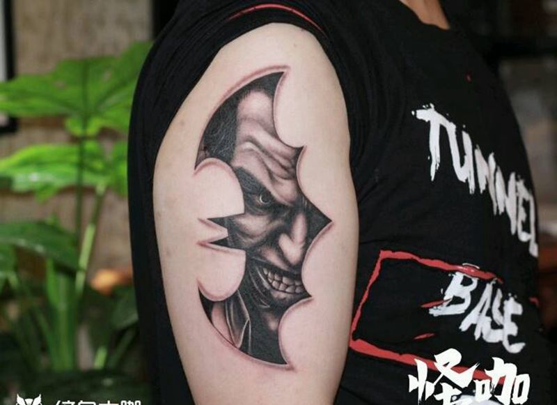 小丑纹身图片_手臂欧美写实纹身图案