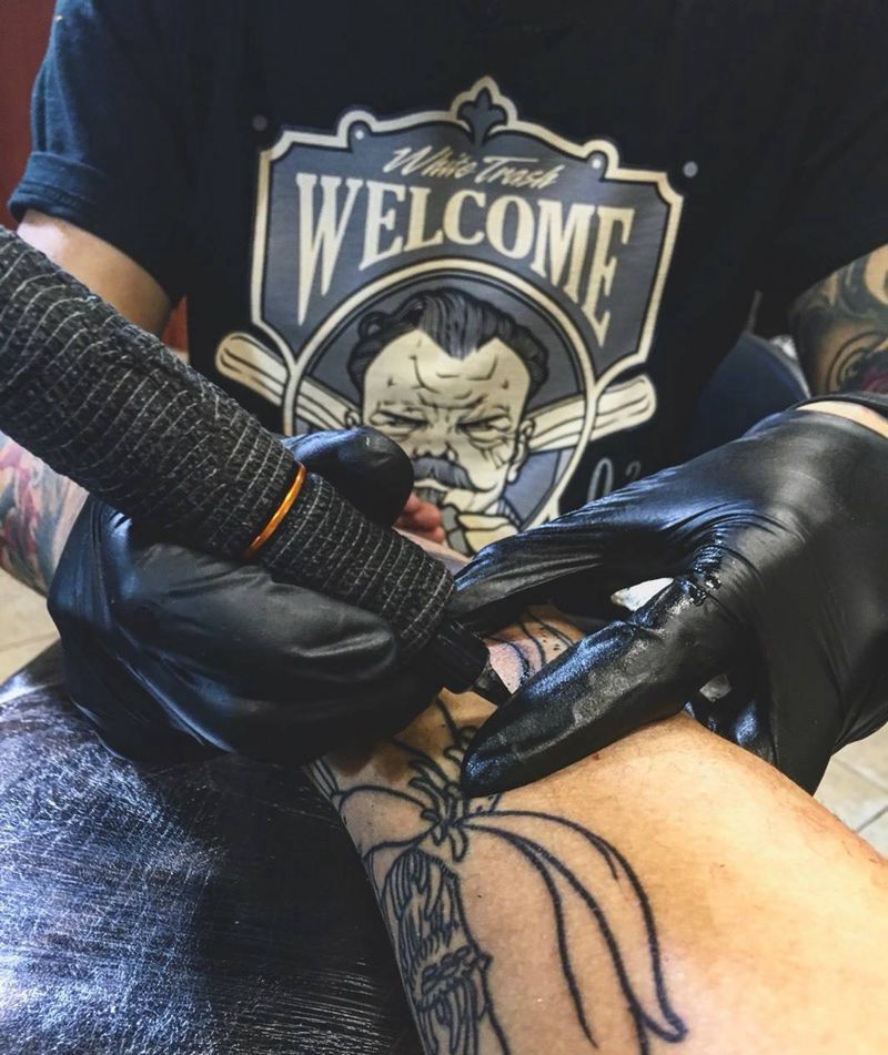 白色混乱纹身图片_