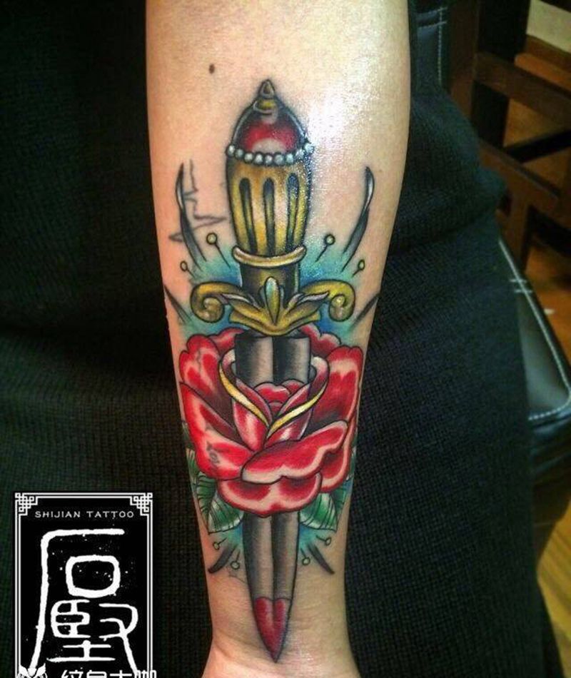 大宝剑 与玫瑰纹身图片_成品手臂欧美原创纹身图案