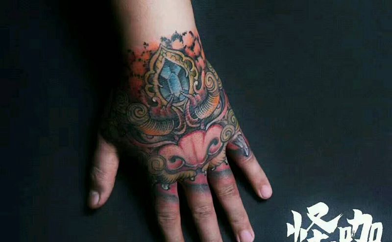 唐狮纹身图片_手部传统鬼神原创成品纹身图案