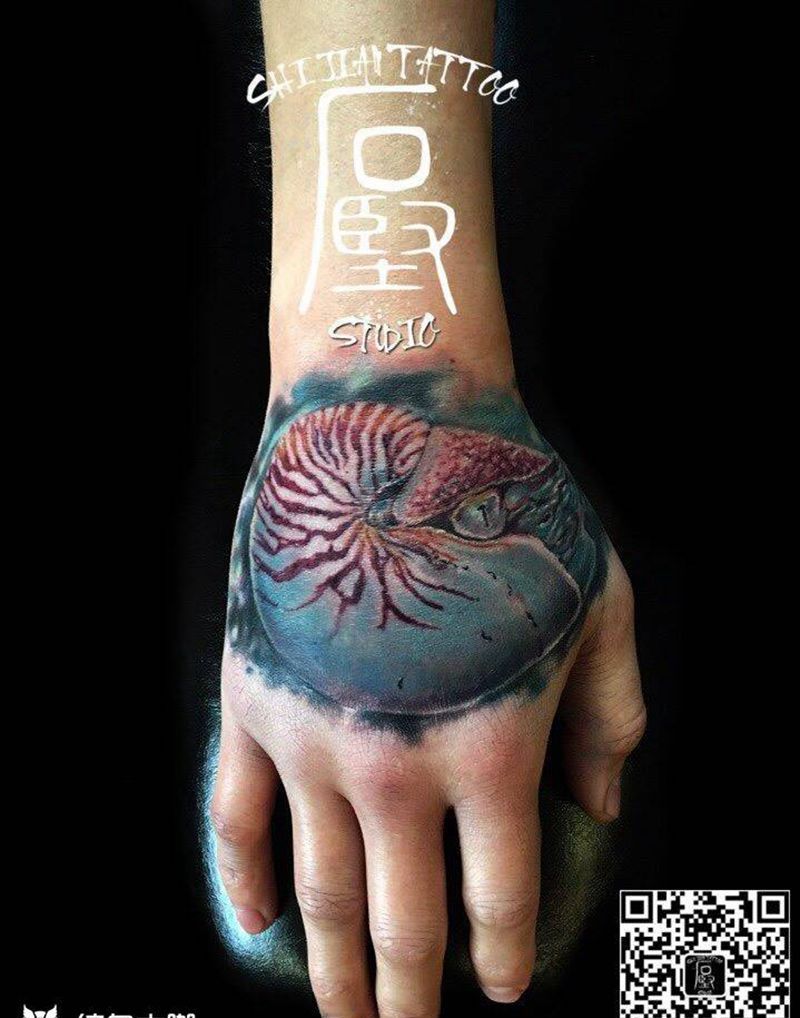 鹦鹉螺纹身图片_手部写实动物纹身图案