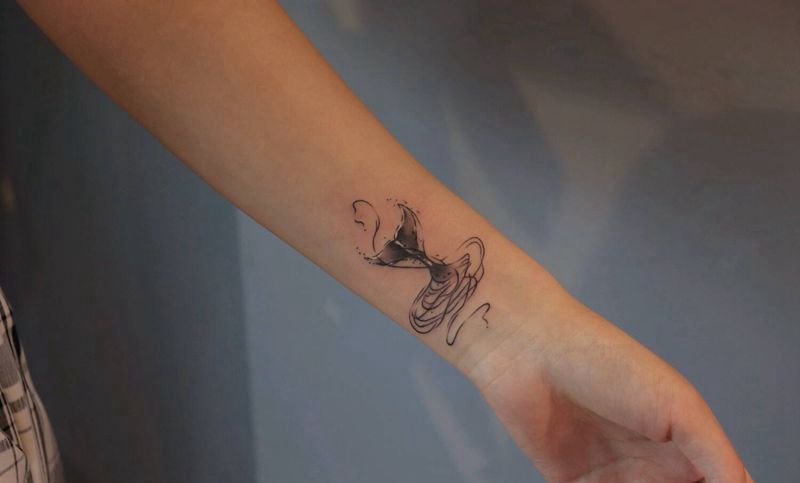 鲸尾纹身图片_手臂水墨纹身图案
