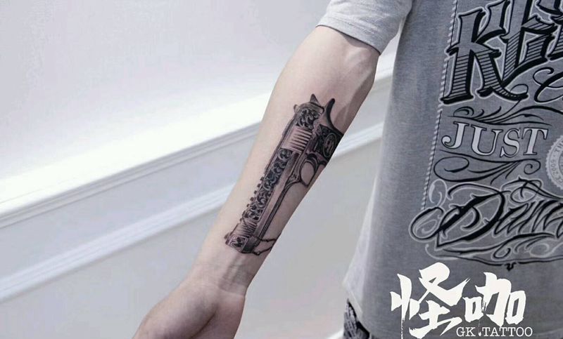 枪纹身图片_手臂纹身图案