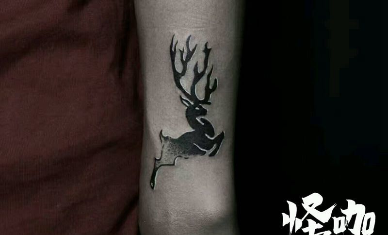鹿纹身图片_手臂欧美动物原创成品纹身图案