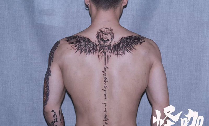 翅膀纹身图片_背部纹身图案