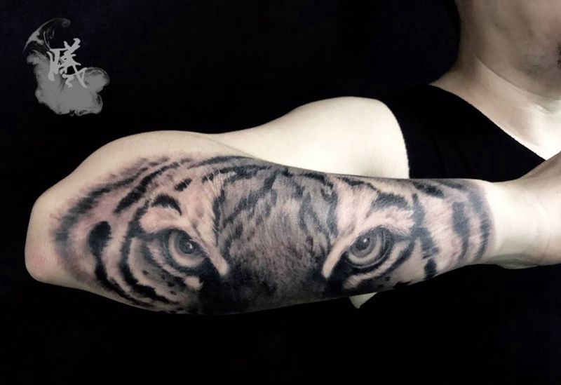 昨日工作 虎眼纹身图片_成品手臂欧美写实肖像动物老虎纹身图案