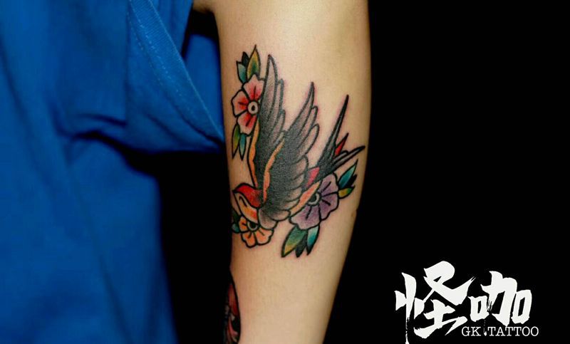 小燕子纹身图片_手臂欧美动物原创成品纹身图案