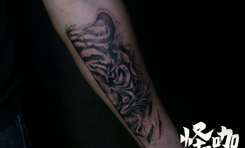 写实大老虎纹身图片_腿部欧美写实纹身图案