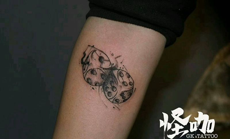 骰子纹身图片_手臂纹身图案