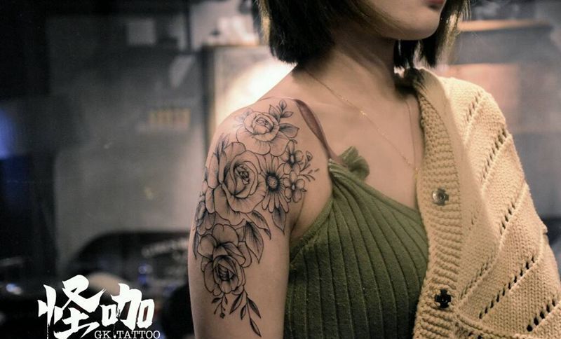 素花纹身图片_肩部纹身图案