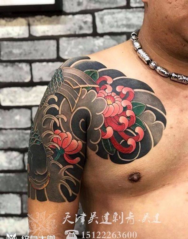 半甲鱼菊花纹身图片_