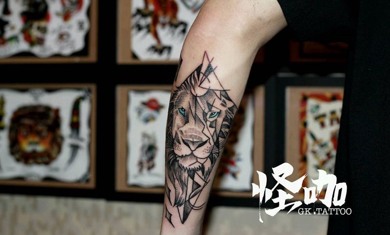 狮子纹身图片_手臂纹身图案