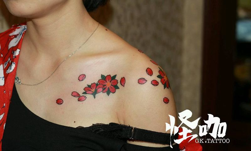 肩花纹身图片_肩部背部纹身图案