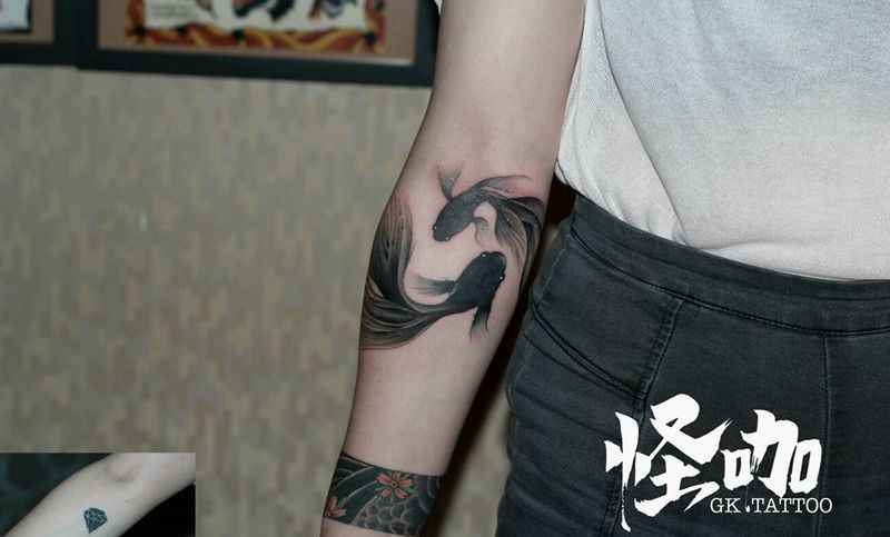 鱼纹身图片_手臂纹身图案