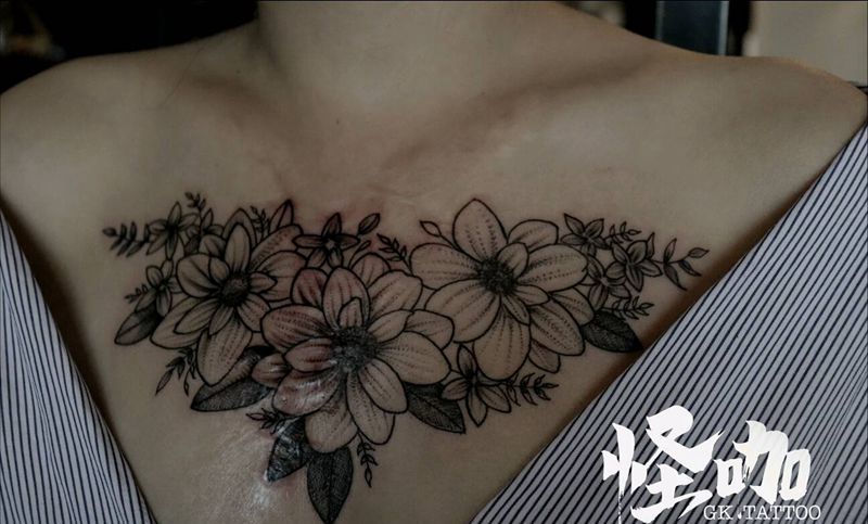 遮盖之素花纹身图片_胸部纹身图案