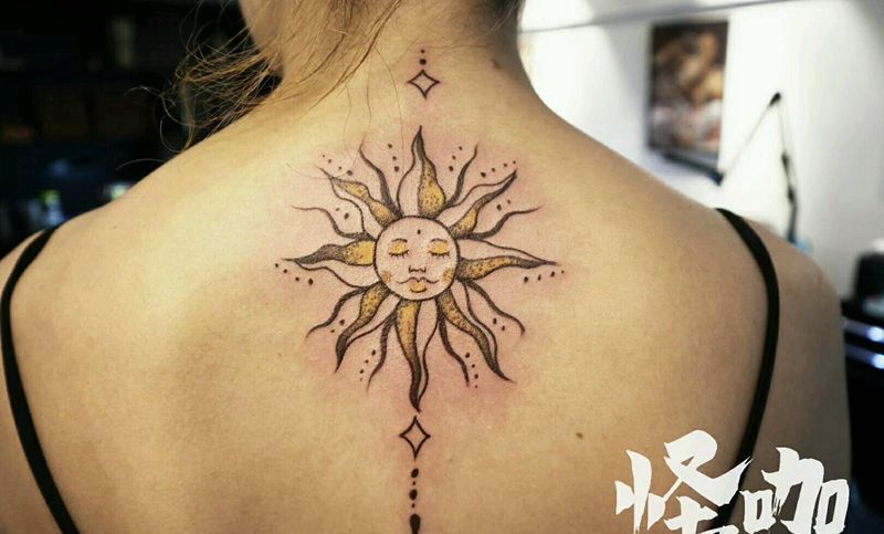 太阳纹身图片_肩部背部纹身图案