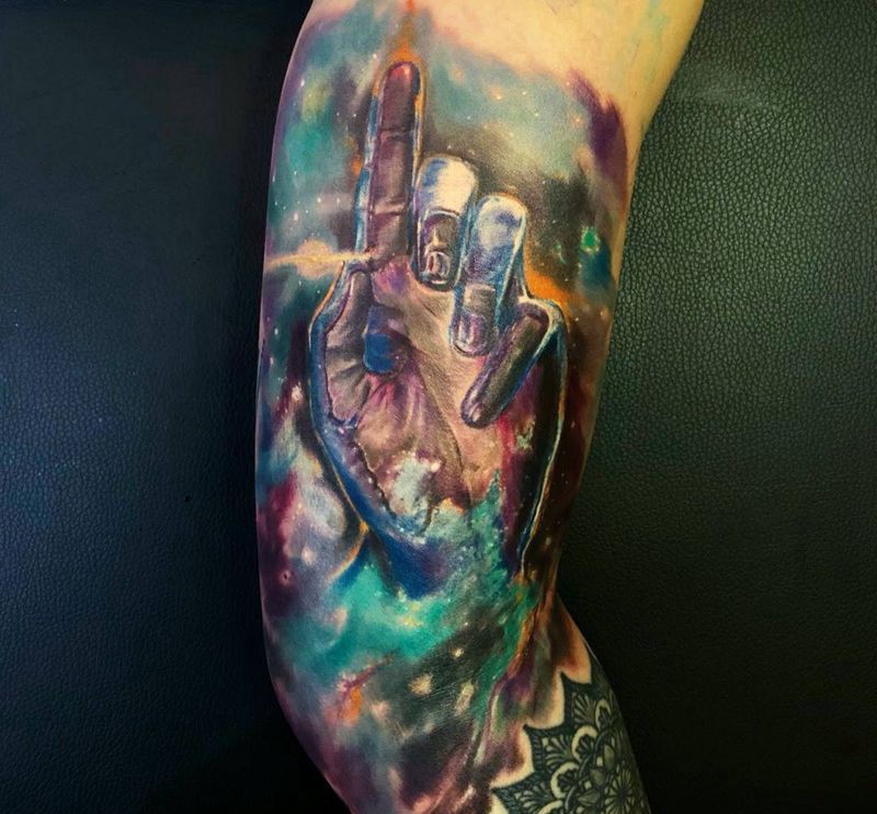 宇宙之手纹身图片_手臂欧美写实重彩写实纹身图案