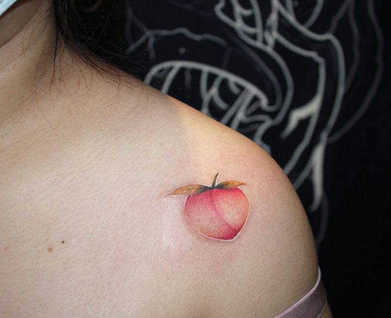 人间水蜜桃纹身图片_肩部纹身图案